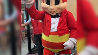 Bakit naman kasi nasa jollibee kana may Mcdo kapa