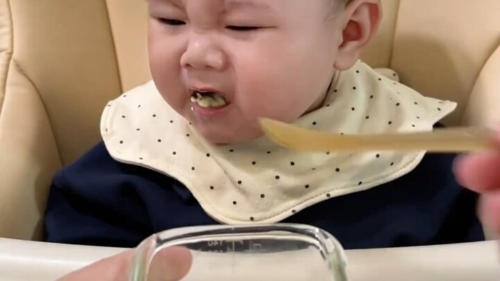 [Baby Eats Solid Foods] Today’s meal is steamed spinach egg! Baby says, “Is this poop you’re feeding