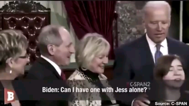 这个视频可以看出，拜登有严重的恋童癖！
