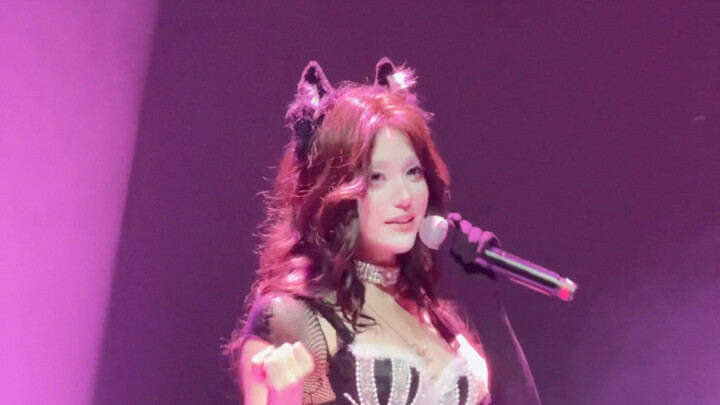 Pria menyanyi dan menari dengan suara terbuka sebagian untuk lagu baru Choi Yena berjudul "Catch Cat