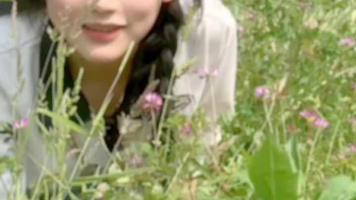 Hãy cùng tôi trốn đi, biến những lời bàn tán xung quanh thành tiếng chim hót và hương hoa dọc đường.