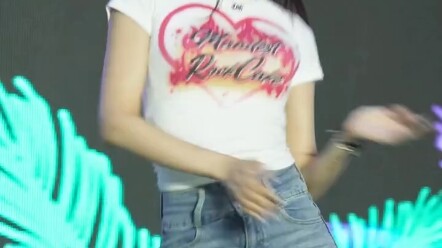 These jeans have amazing elasticity—they're perfect for dancing!