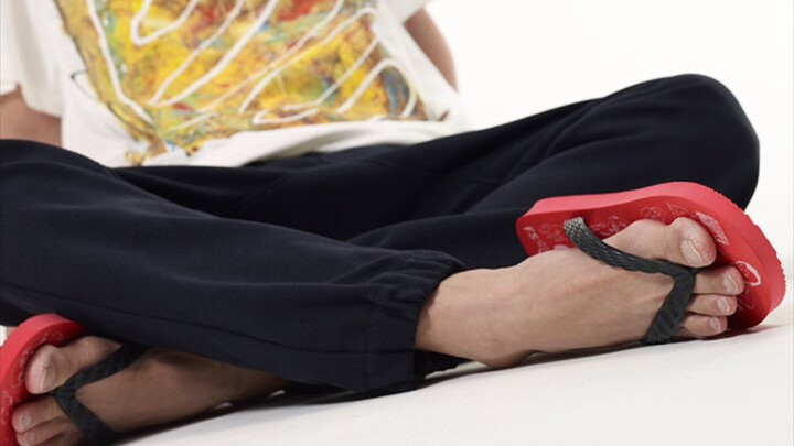 ว้าว ฉันแทบไม่เชื่อเลยว่าสุดท้ายก็ได้เห็นรองเท้าแตะรูปแมวแบบนี้สักที!