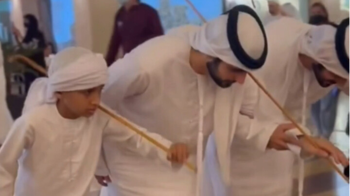 〖مع قطعة قماش على رأسي، أنا الأغنى في دبي!〗