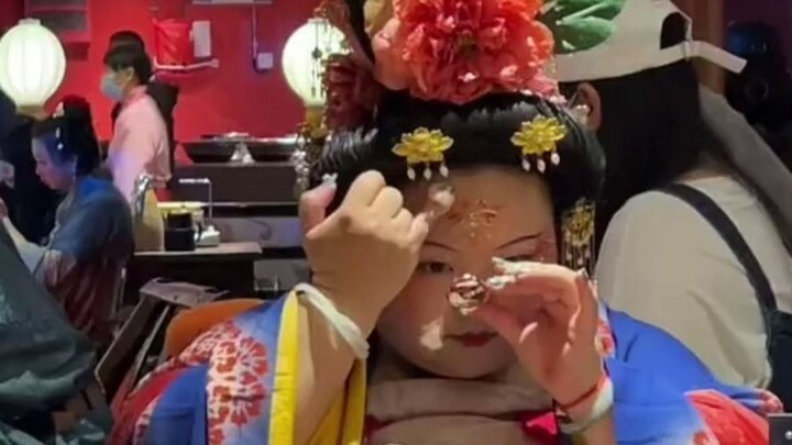 A 200-jin girl went viral for dressing up as Yang Guifei on Chang’an Avenue. Netizens commented: “Sh