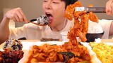 SIO吃播 最爱的韩国菜  蒸煮排骨 小葱泡菜 米团 萝卜片 鸡蛋卷