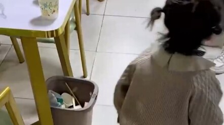 Saat orang dewasa tidak berada di toko dan pelanggan hendak pergi, seorang gadis berusia 3 tahun lan