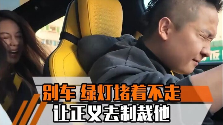 Mengemudi dengan sengaja menghalangi dan bersikap arogan? Jangan langsung balas! Cukup satu panggila