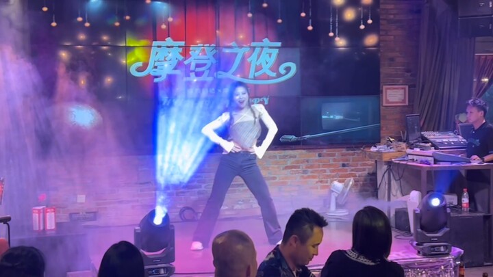 既然大家都想看我跳舞给b站的鸭岁钱也发一下公司周年庆上表演的TOMBOY吧！[脸红]其实很紧张，手都在抖但是没人看出来，这就是表演者的素养吧哈哈哈哈！…