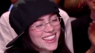 - الجميع هنا ليستمعوا إليك تتحدث الفرنسية. - لا، هاهاهاهاهاها