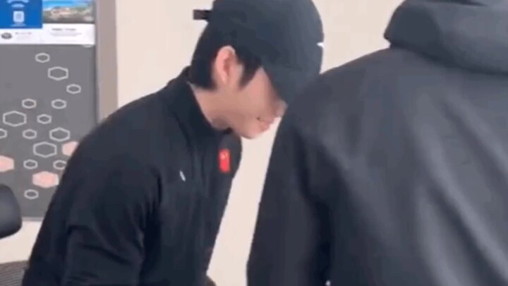 【Lâm Hiếu Dĩnh】“Tiểu Lâm ngại ngùng khi nhận quà từ người hâm mộ” Hy vọng bạn cảm thấy rằng ở Trung 