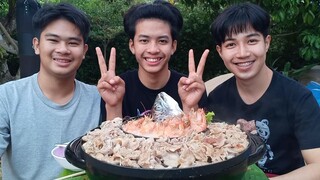 หมูกระทะ นํ้าซุปหัวปลาแซลมอน กับอากาศที่หนาวเย็น.