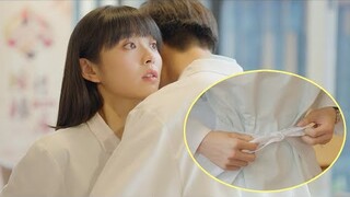 Ketua Pegawai Eksekutif memeluk Cinderella dan mengikat apronnya. Denyutan jantung Cinderella cepat.