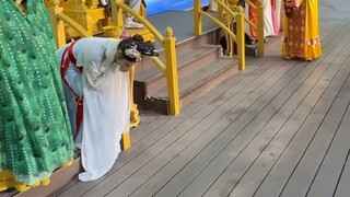 游客被拉上台体验“玉帝”，没想到一旁的白龙和嫦娥先笑场了