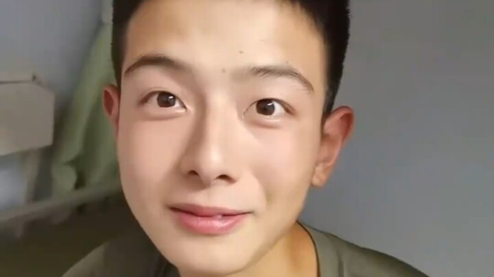 Anh lính khoe dàn trai đẹp trong ký túc xá, ánh mắt trong veo như sinh viên đại học!