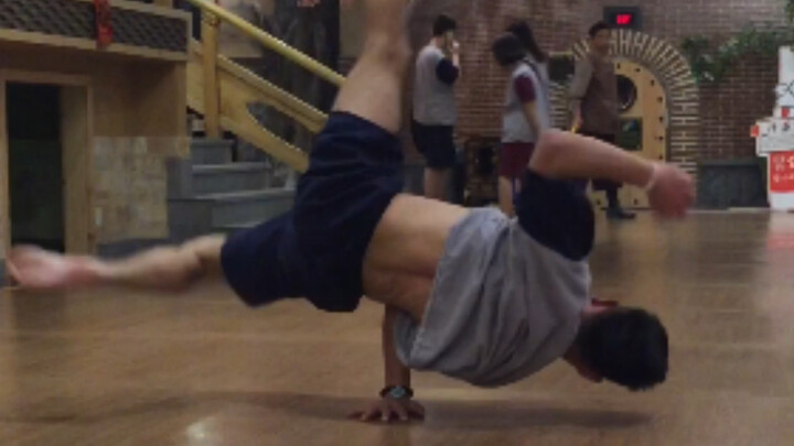 Di mana pun, aku tetap bakal nge-dance street dance—ayo latihan sekarang!