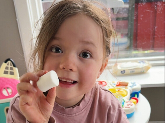 Sistem bahasa Oli, anak campuran Tiongkok-Norwegia, agak kacau; setelah nenek dan kakeknya datang ke