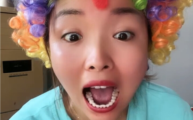 Kids are watching San Ge's makeup imitations. Guess which one the kids like best!