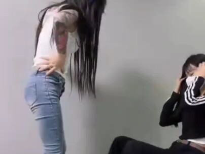 สาวน้อยจิตใจดีนั่งเหยียบ