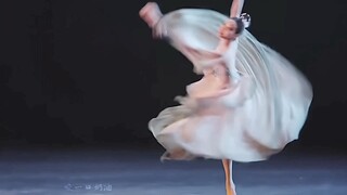 “一轮皎月醉清波，夜寂虫吟两岸歌”