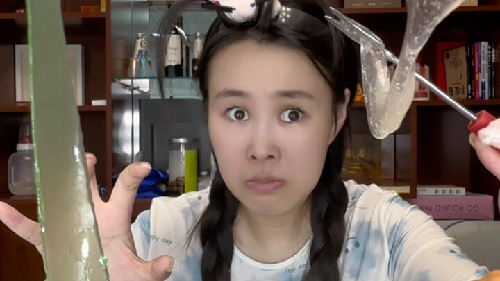 Putri kecil! Mulutmu penuh dengan permen!
