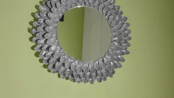 Espejo elaborado de cartón y cucharas plasticas7Mirror made of cardboard and pla