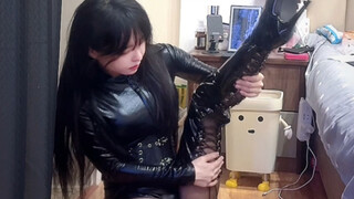 【Business】Boldly leveraging oneself to pioneer a new track: the YouTuber who wears tall boots