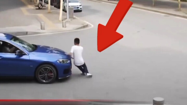 Street Scamming in Broad Daylight: A Rascal Lies on the Ground to Swindle Money—But a Passerby Steps