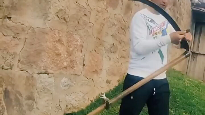 Petani sedang memotong rumput dengan sabit raksasa! #Kreatif #PertanianPedesaanPangan #SainsPopuler