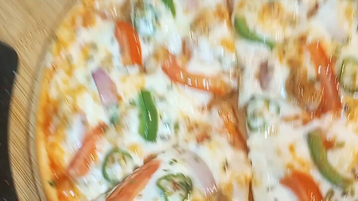 yummy and delicious pizza 🍕🤤❤️