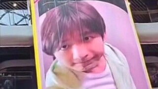 เมื่อวิดีโอเต้นของเฉิงอี้ถูกแฟนๆ นำไปฉายบนจอใหญ่