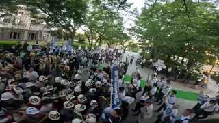 左翼学生劳动者的队伍朴实无华但强有力的淹没了右翼。中核8月6日在广岛冲击右翼的记录。 前進チャンネル编辑部摄