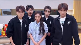 الكبار السعداء يدعمون الأغنية الجديدة للأخوة فيي فيي، لكن تلك العلامة المائية تتحرك قليلاً