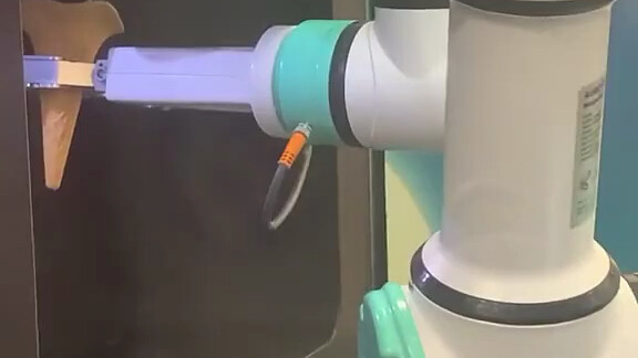 روبوت خارج عن السيطرة يحاول تجويع البشر حتى الموت