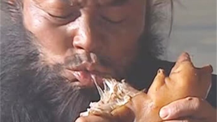 Lý Quỳ ngấu nghiến ăn chân giò, ăn xong liền đi đón mẹ già