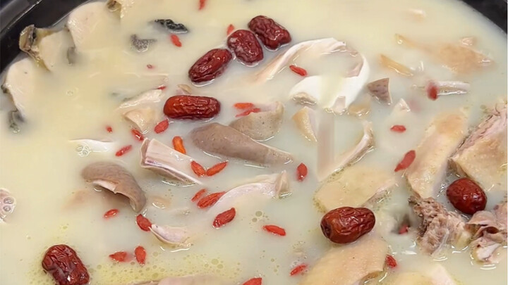 الجو يزداد برودة. في كل خريف، يُحضّر زوجي بطن خنزير ودجاج ساخن في المنزل، ثم يشرب بعض النبيذ لتدفئة 