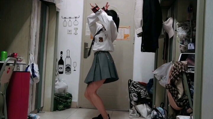 Sambil teman sekamar semua sedang menari ulang weekend | Si cantik berantakan yang baru saja menjina