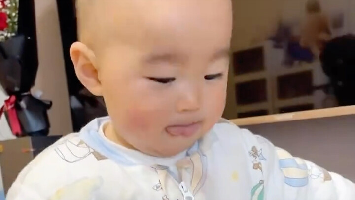 Cute kid finds dad’s stash in a photo frame. When mom doesn’t believe him, he’s so excited he can ha
