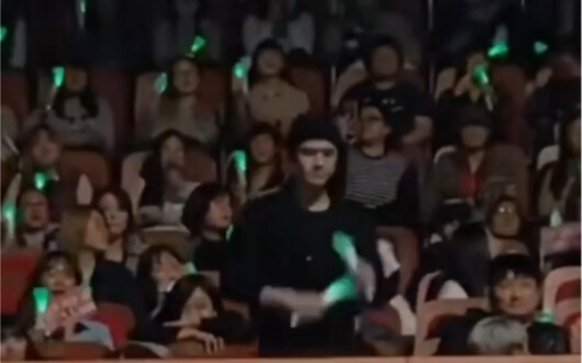 【Ngô Thế Huân】Anh Ngô à, anh cứ ngồi xuống đi, hai người bên cạnh đều sắp xây biệt thự rồi đấy