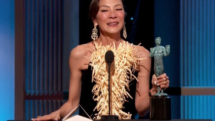 [Chinese-English Bilingual] Michelle Yeoh wins the 2023 Screen Actors Guild Award for Best Actress f