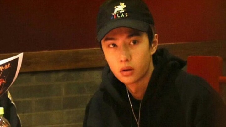 【หวังอี้ป๋อ】แกะกล่องของขวัญ หมวกกันน็อก