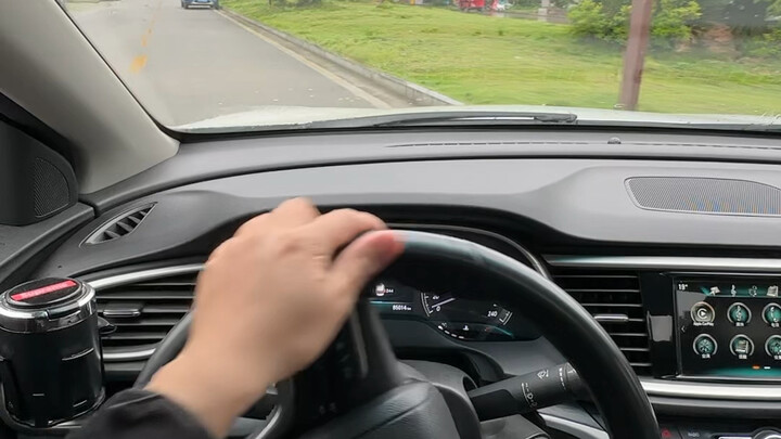 Cara menilai jarak aman di depan saat berkendara berdasarkan posisi kap mobil, berikut dua titik acu