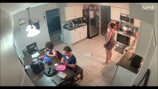 国外一位妈妈癫痫发作，两个孩子熟练又淡定地救助