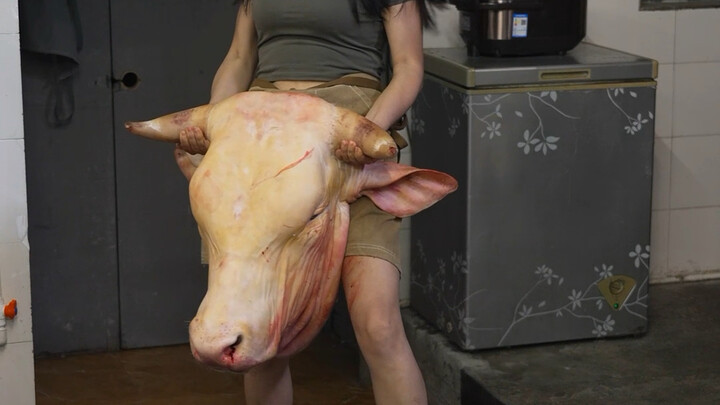 What a huge cow—oh, no! It’s an enormous cow’s head—Nine-Flavor Cow’s Head, served up! Let’s dig in!