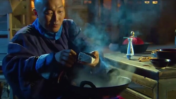 นอกศาลผู้ประสบภัยร่ำไห้ครวญคราง แต่ขุนนางอำเภอหวังกลับนั่งกินหม้อไฟเต้าหู้คลุกผักดองอย่างเอร็ดอร่อย 