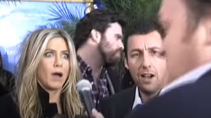 مراجعة المشهد الشهير الذي أخافت فيه الصحفية الطويلة جينيفر أنيستون