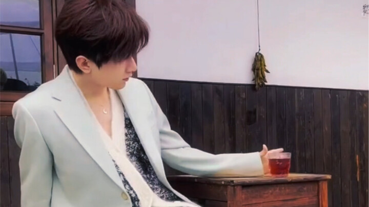 I always thought he was super skinny, but turns out this guy’s 181cm is legit—no fluff at all!