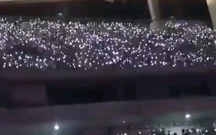 นี่มันสุดยอดไปเลย! แฟนๆ คนไหนกันนะที่ทำให้เกิดเสียงเชียร์อันล้นหลามแบบนี้?