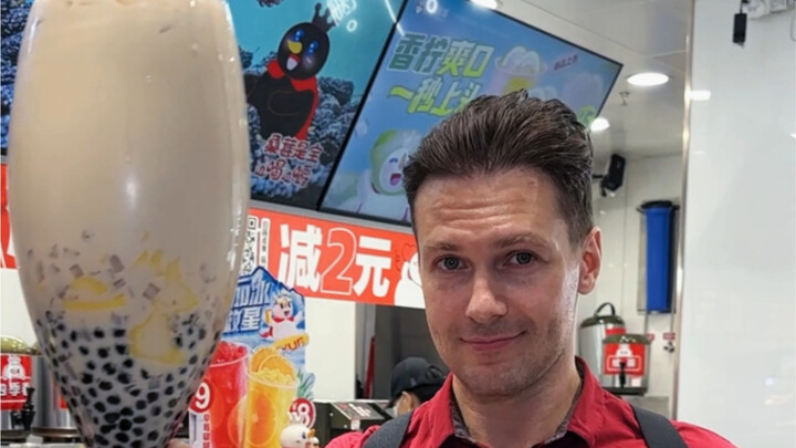 Mencoba minum segelas teh susu pertama musim gugur hanya dengan seratus yuan! #SegelasTehSusuPertama