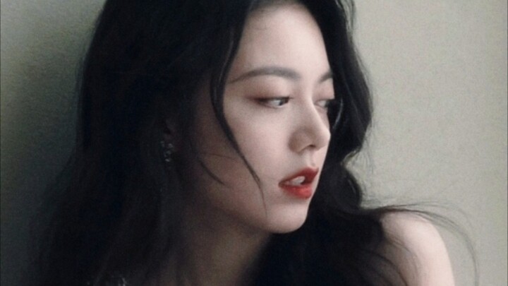 Nhưng cô ấy mới chỉ hai mươi tuổi thôi mà!